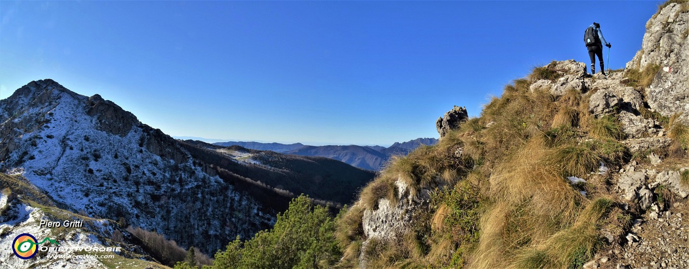 29 Evvia dal Passo di Grialeggio in decisa panoramica salita per la Baita del Giacom e cima Venturosa .jpg